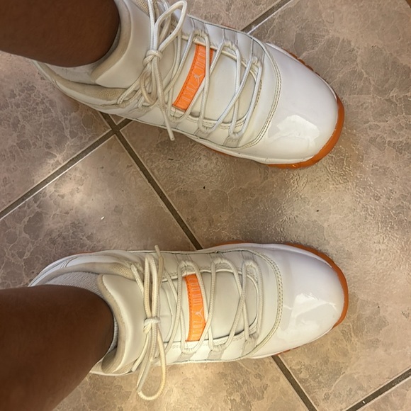 Jordan’s size 6 in men but worn by a woman - Picture 7 of 8